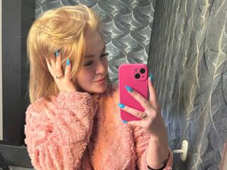 camslut topless ElizabethCamaro