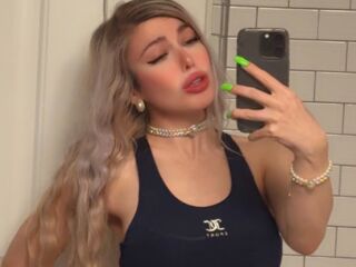 webcam strip tease show LauraTate