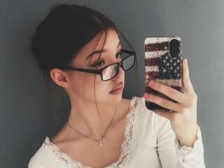 camgirl masturbating with dildo LavoneKnable