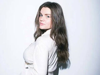 naked camgirl masturbating with vibrator MelaniMell