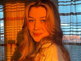 cam girl playing with vibrator NoaWinslow