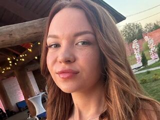 naughty camgirl masturbating with dildo SadeBergum